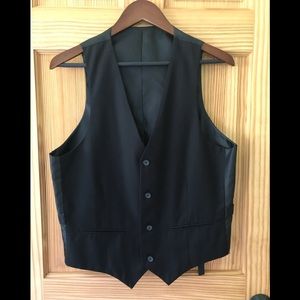 Men’s in stripe lined suite vest. Size 38R. Black